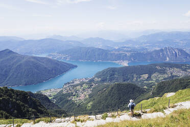 Älterer Wanderer bewundert die umliegende Landschaft vom Wanderweg auf dem Gipfel des Monte Generoso - GWF06948