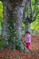 Niedliches Mädchen an einem Baum im Naturpark Gorbea - DSGF02395