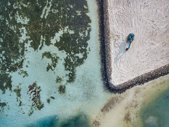 Nord-Male-Atoll, Insel Huraa, Luftaufnahme eines Baggers - KNTF06196