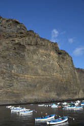 Sea by rock formation on sunny day on La Gomera - PSTF00895