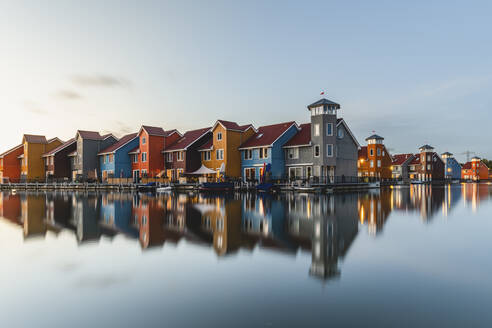Niederlande, Groningen, Bunte Häuser im Reitdiephaven-Hafen - KEBF01828