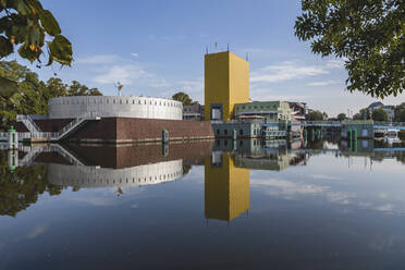 Niederlande, Groningen, Groninger Museum spiegelnd im Verbindingskanaal - KEBF01832