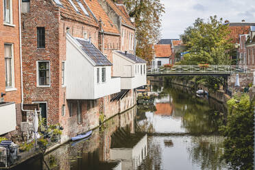 Niederlande, Provinz Groningen, Appingedam, Hängeküchen über dem Damsterdiep-Kanal - KEBF01836