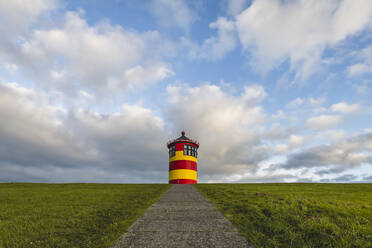 Deutschland, Niedersachsen, Krummhorn, Wolken über dem Pilsumer Leuchtturm - KEBF01842