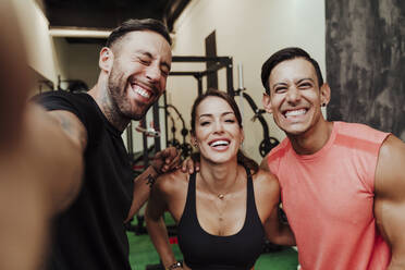 Glückliche Sportler, die ein Selfie im Fitnessstudio machen - EBBF02877