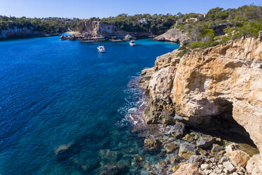 Spanien, Balearische Inseln, Cala Santanyi, Luftaufnahme der Bucht Cala Llombards auf Mallorca - AMF09139