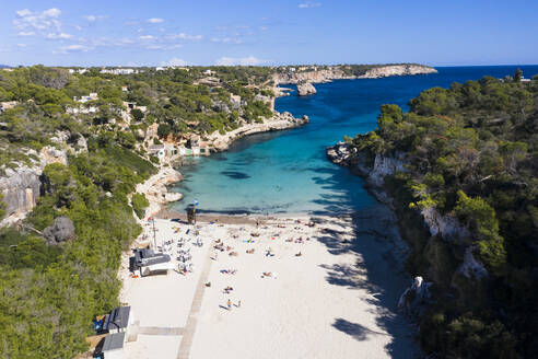 Spanien, Balearische Inseln, Cala Santanyi, Luftaufnahme des Sandstrandes über der Bucht Cala Llombards auf Mallorca - AMF09140