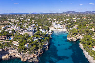 Spanien, Balearische Inseln, Cala Santanyi, Luftaufnahme der Bucht Cala Llombards auf Mallorca - AMF09142