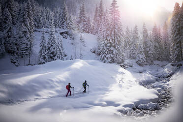 Pärchen beim Skitourengehen im Winter - MALF00348