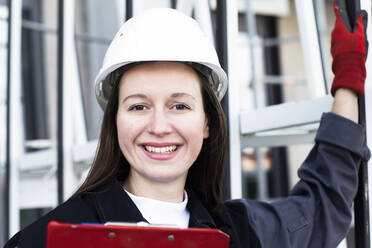 Lächelnde Ingenieurin auf der Baustelle - SGF02803