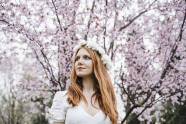 Schöne Frau mit weißem Blumen-Diadem schaut weg - EBBF02963