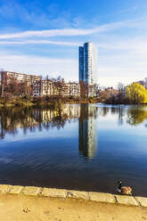 Deutschland, Düsseldorf, Wolkenkratzer spiegelt sich im Wasser - THAF02964