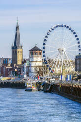 Deutschland, Dusseldorf, Architektur und Riesenrad am Flussufer - THAF02965