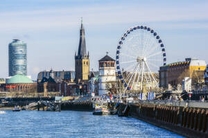 Deutschland, Dusseldorf, Architektur und Riesenrad am Flussufer - THAF02966