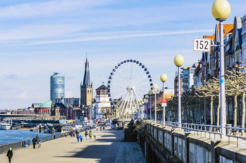 Deutschland, Dusseldorf, Architektur und Riesenrad am Flussufer - THAF02968