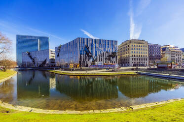 Deutschland, Düsseldorf, Architektur, die sich im Wasser spiegelt - THAF02970