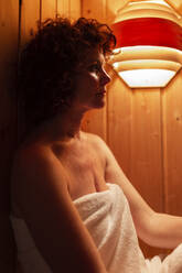 Reife Frau entspannt sich in der Sauna - JPTF00723