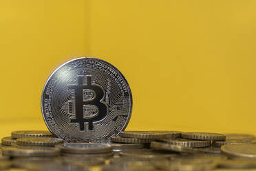 Silberfarbene Bitcoin unter den Münzen - SNF01200