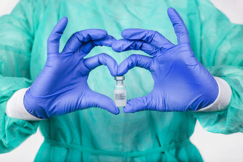 Hands of doctor holding Covid-19 vaccine - RTBF01590