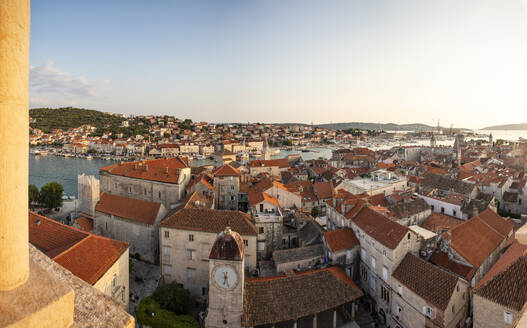 Kroatien, Gespanschaft Split-Dalmatien, Trogir, St.-Sebastian-Kirche und umliegende Altstadthäuser bei Sonnenuntergang - MAMF01687