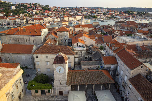 Kroatien, Gespanschaft Split-Dalmatien, Trogir, St.-Sebastian-Kirche und umliegende alte Stadthäuser - MAMF01689