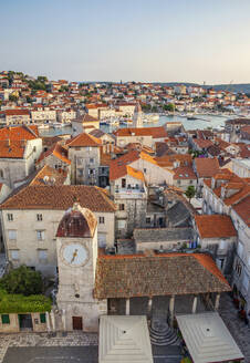 Kroatien, Gespanschaft Split-Dalmatien, Trogir, St.-Sebastian-Kirche und umliegende alte Stadthäuser - MAMF01690