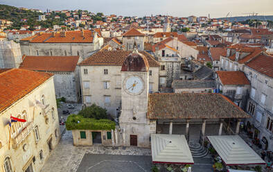 Kroatien, Gespanschaft Split-Dalmatien, Trogir, St.-Sebastian-Kirche und umliegende alte Stadthäuser - MAMF01691