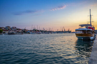 Kroatien, Gespanschaft Split-Dalmatien, Trogir, Boote an der Küste der Insel Ciovo in der Abenddämmerung - MAMF01697