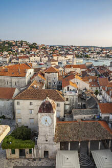 Kroatien, Gespanschaft Split-Dalmatien, Trogir, St.-Sebastian-Kirche und umliegende alte Stadthäuser - MAMF01708