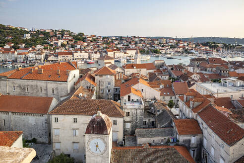 Kroatien, Gespanschaft Split-Dalmatien, Trogir, St.-Sebastian-Kirche und umliegende alte Stadthäuser - MAMF01709