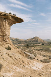 Sandsteinfelsformation in der Wüste Monegros mit Hügeln im Hintergrund - OCAF00653