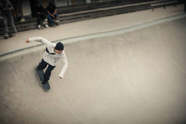 Hohe Winkel Ansicht des Mannes Skateboarding im Park - MASF22509