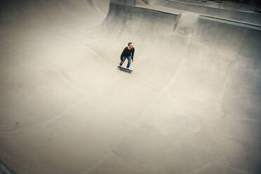 Hohe Winkel Ansicht des Mannes Skaten auf Skateboard-Park - MASF22516