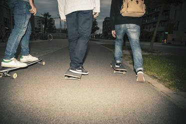 Niedriger Ausschnitt eines männlichen Freundes beim Skateboardfahren in der Abenddämmerung - MASF22521
