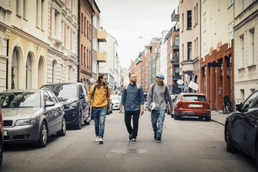 Männliche Skater auf der Straße in der Stadt - MASF22581