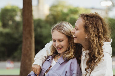 Weibliche Teenager-Freunde lachen im Park - MASF22765