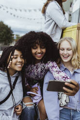 Glückliche Freundinnen machen ein Selfie auf einem Smart im Freien - MASF22811