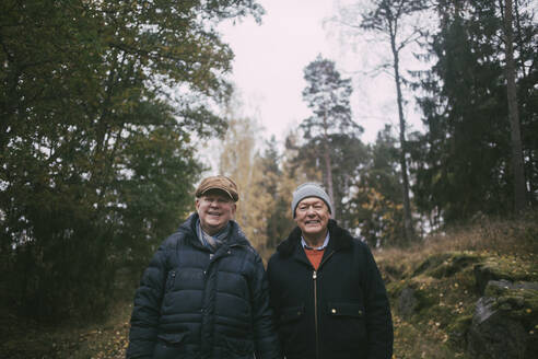 Porträt eines lächelnden homosexuellen Paares im Wald - MASF22836