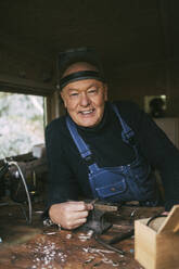 Porträt eines lächelnden männlichen Mechanikers in der Werkstatt - MASF22864