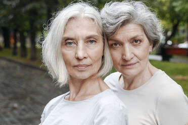 Selbstbewusste reife Frauen mit grauem Haar - VYF00506
