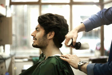 Kopf eines männlichen Kunden im Barber Shop - AJOF01289