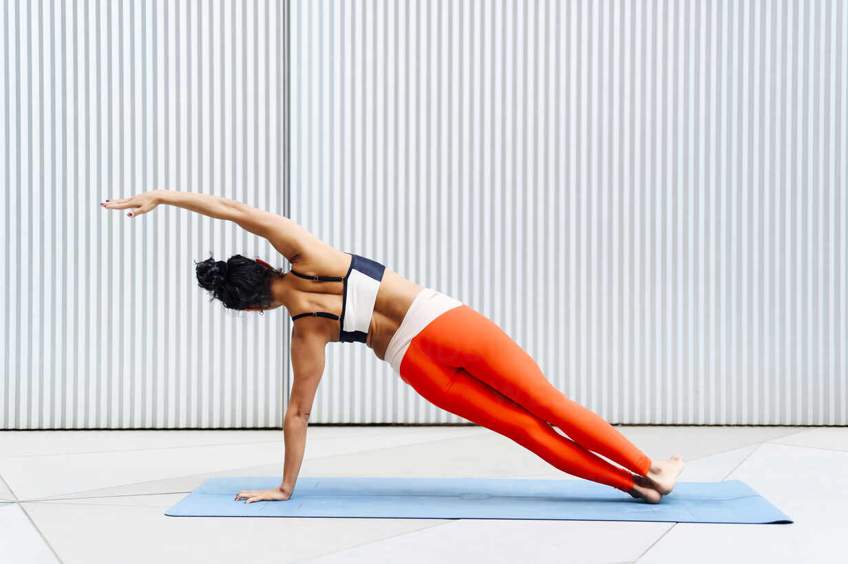 Vashistasana (Side Plank Pose): Strengthen And Tone Your Abdominal Muscles  - Yogkala