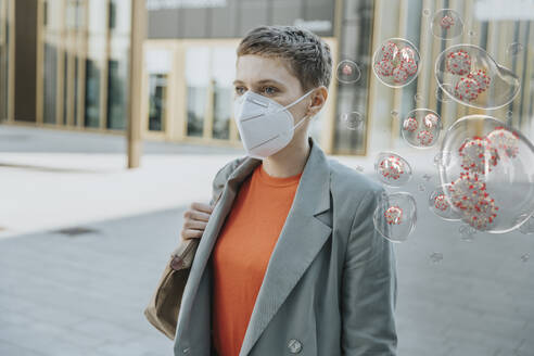 Woman wearing face mask in the city to protect herself from corona viruses - LIFIF00010