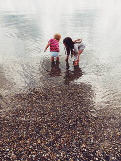 Schwestern spielen im Wasser am Ufer des Ammersees - BRF01494