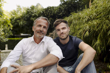 Vater und Sohn sitzen im Hinterhof - GUSF05592