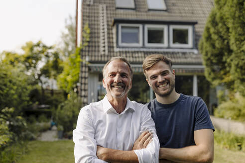 Fröhlicher Vater und Sohn stehen im Hinterhof - GUSF05600