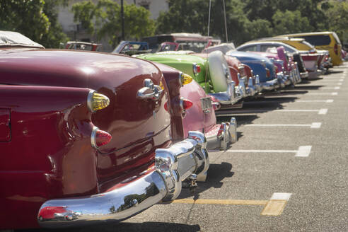 Bunte Autos auf einem Parkplatz an einem sonnigen Tag geparkt - RNF01307