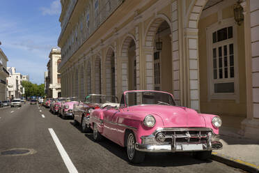 Rosa Oldtimer in der Stadt an einem sonnigen Tag geparkt - RNF01310