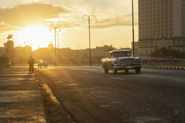 Autos auf der Straße in der Stadt bei Sonnenuntergang - RNF01312