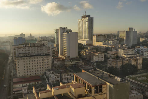 Wohngebäude in Havanna bei Sonnenuntergang - RNF01319
